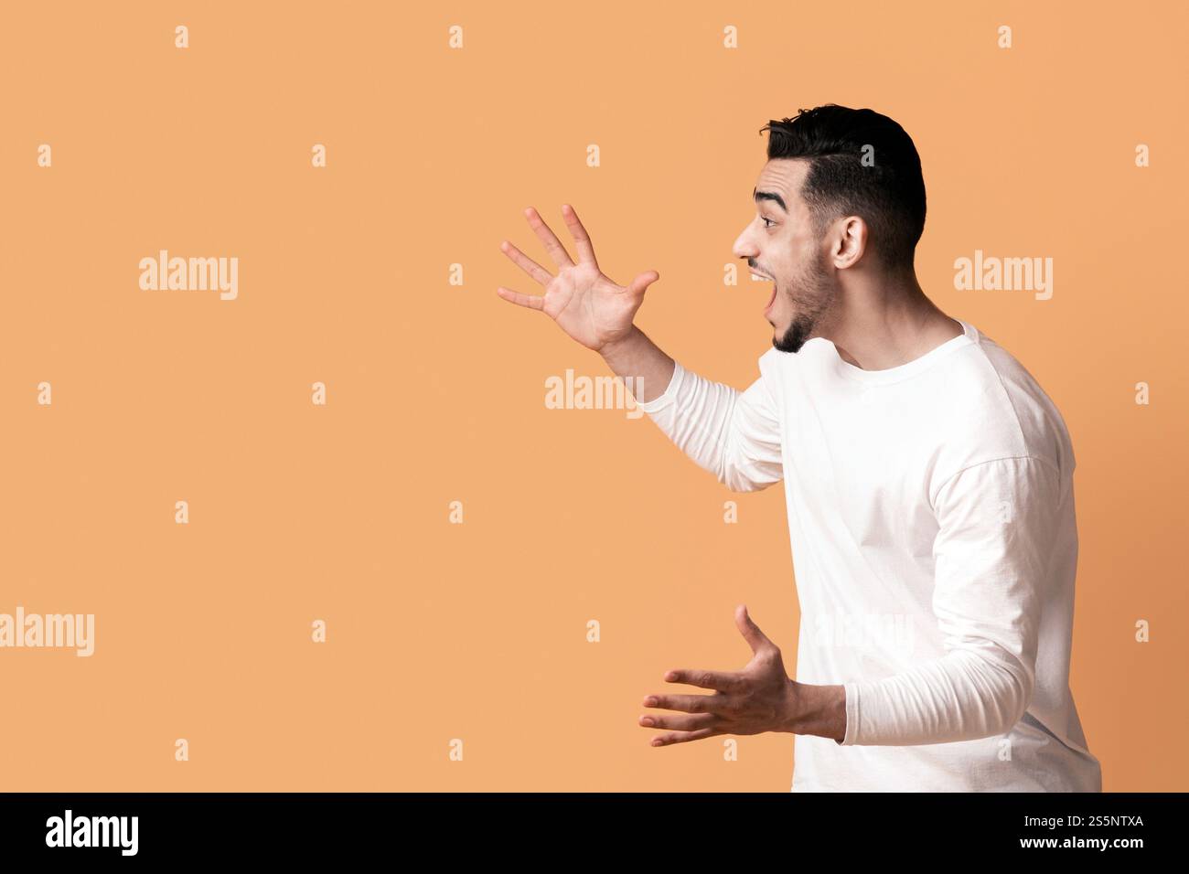 Grande fortuna. Coppia mediorientale gioiosa che alza le mani e esclama con entusiasmo Foto Stock