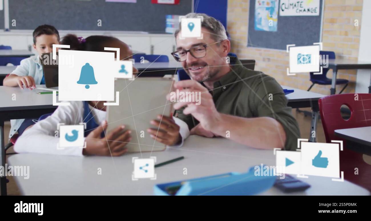 Immagine di una rete di connessioni con icone su diverse studentesse e insegnanti che utilizzano un tablet Foto Stock