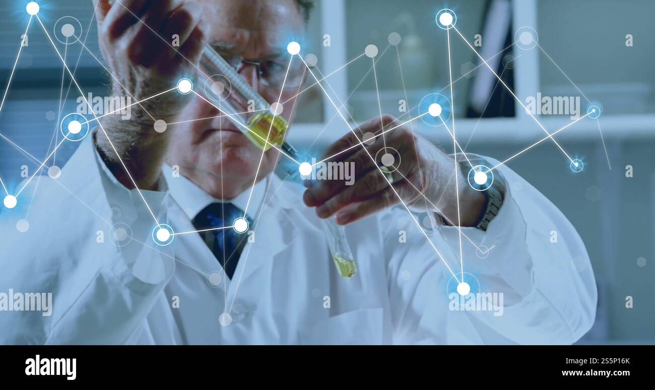 Immagine di una rete di connessioni su scienziato maschio caucasico Foto Stock