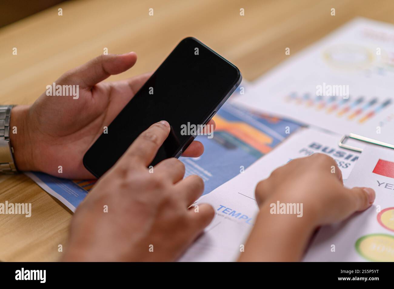 uomo che usa lo smartphone per lavorare in ufficio. Messa a fuoco selettiva Foto Stock