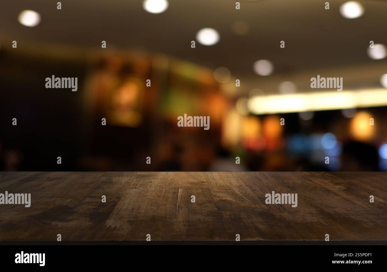 Piano tavolo in legno in Blur interno stanza di sfondo con spazio vuoto per la copia Foto Stock
