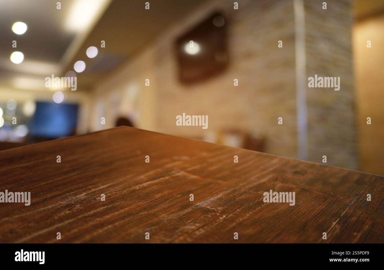 Piano tavolo in legno in Blur interno stanza di sfondo con spazio vuoto per la copia Foto Stock