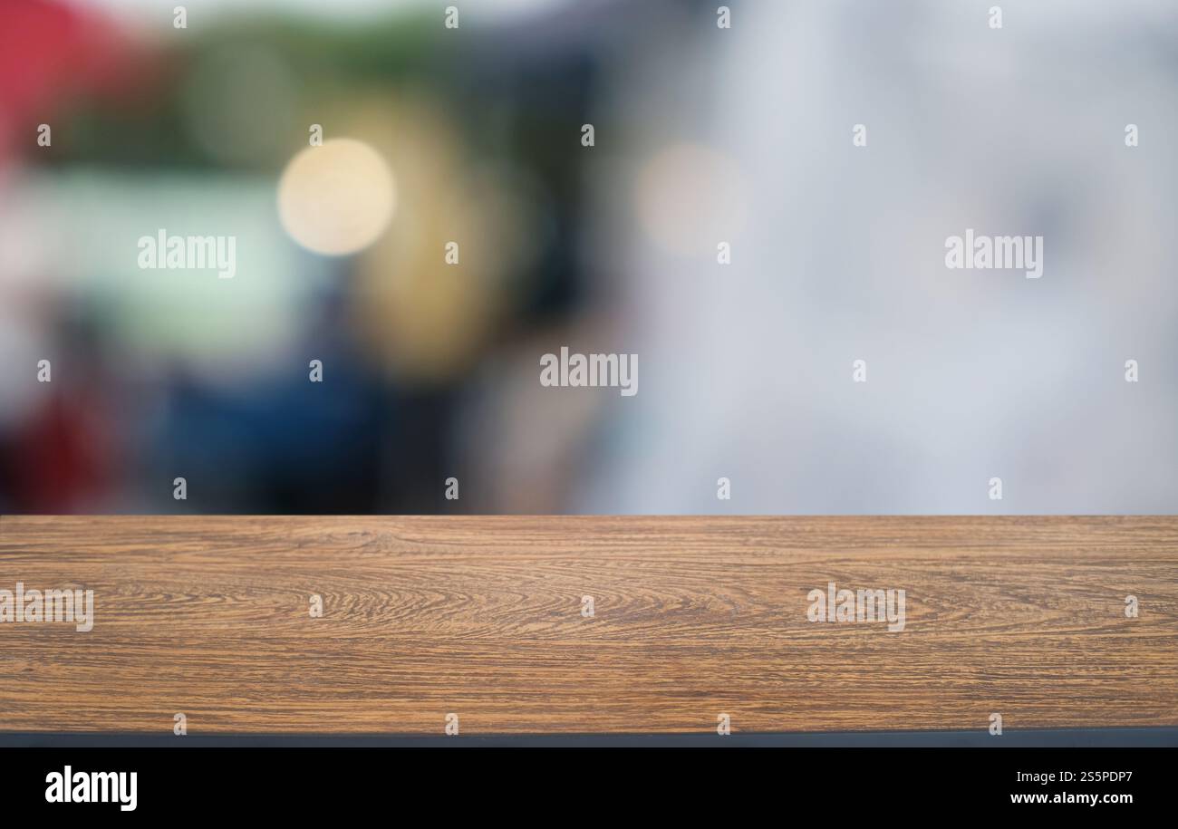 Piano tavolo in legno in Blur interno stanza di sfondo con spazio vuoto per la copia Foto Stock