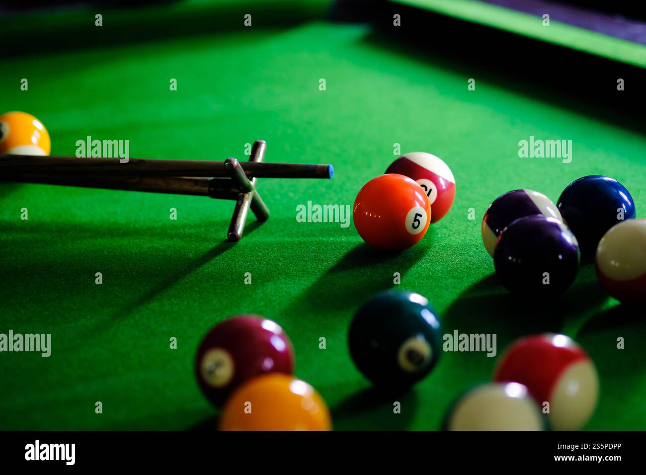 Palline da biliardo. Palle da snooker colorate su fregio verde Foto Stock