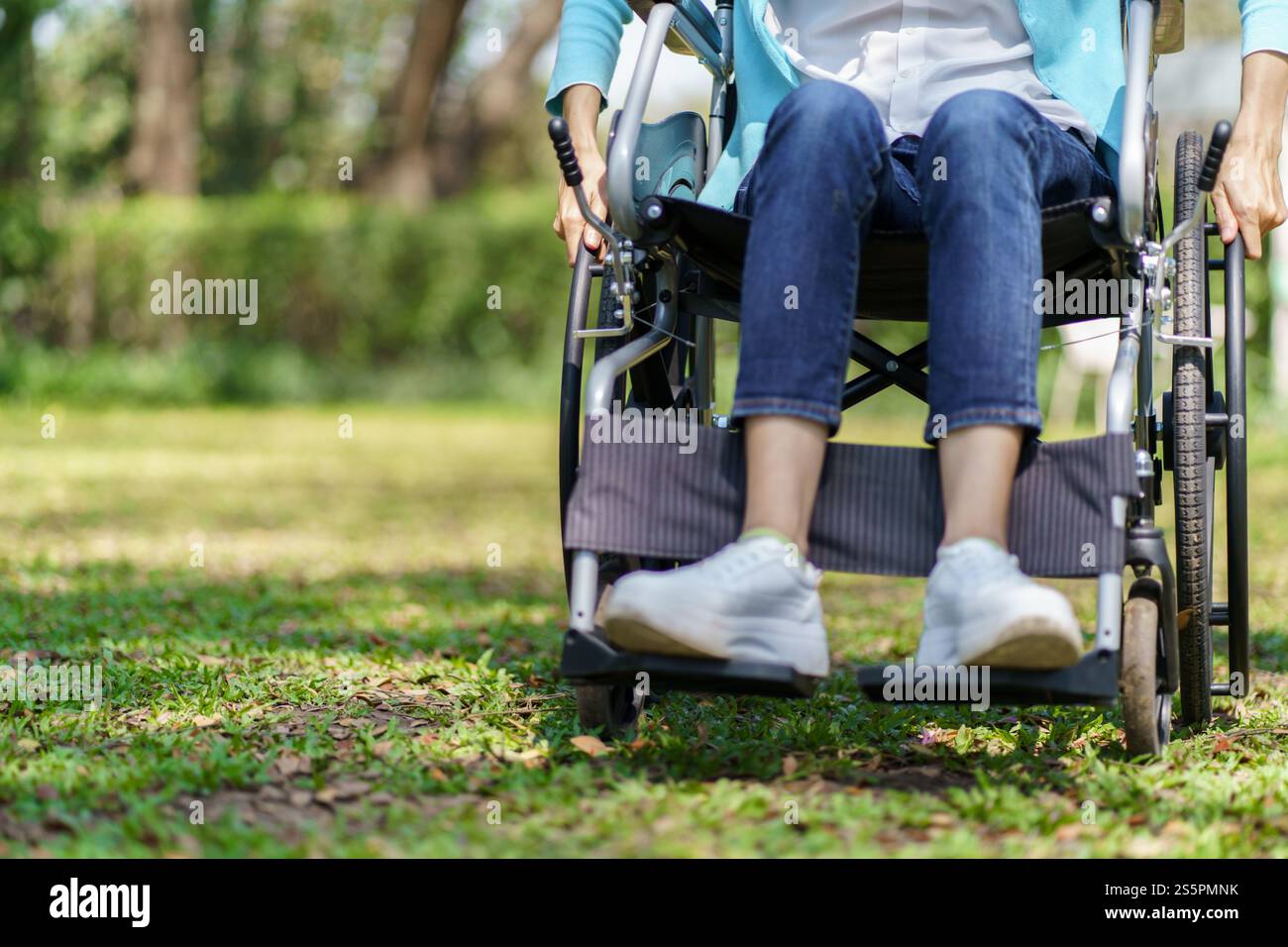 Giovane donna asiatica in sedia a rotelle con pensiero positivo Foto Stock