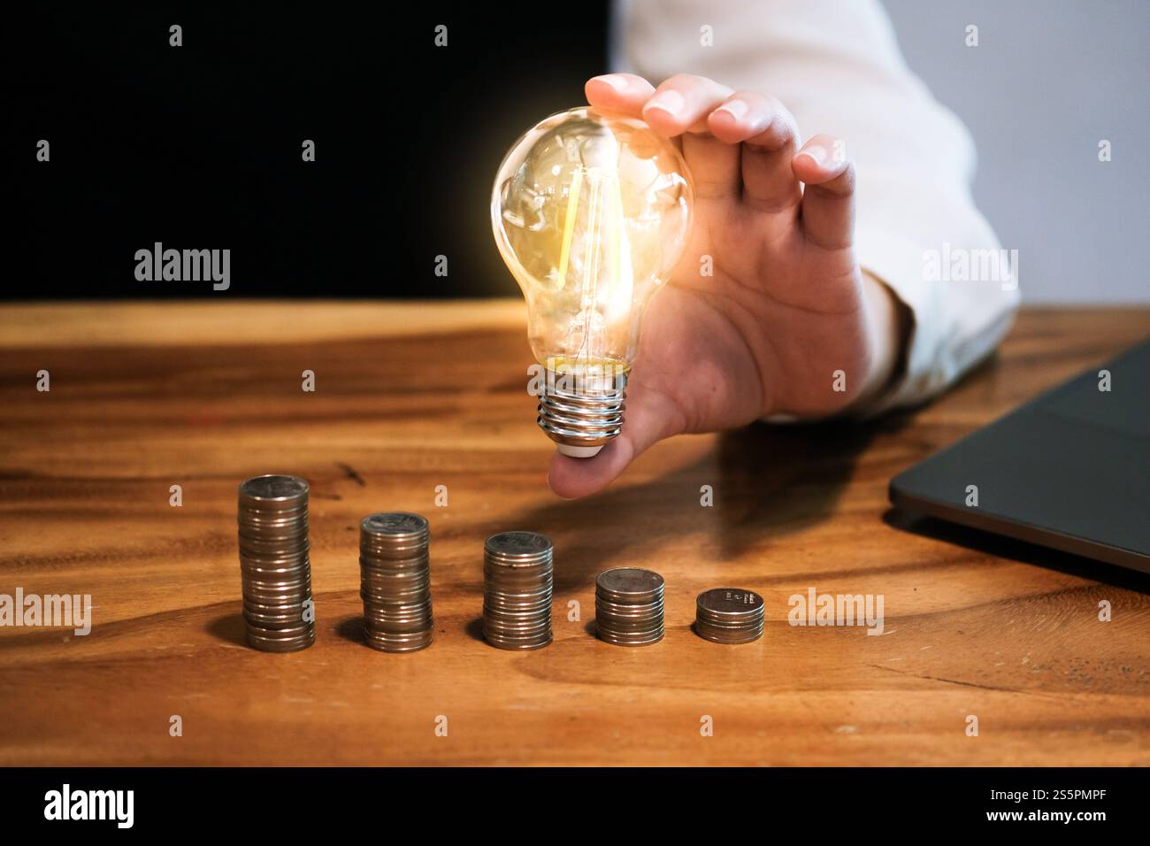 Idea risparmio monete con lampadina per investimento idea concetto e innovazione Foto Stock