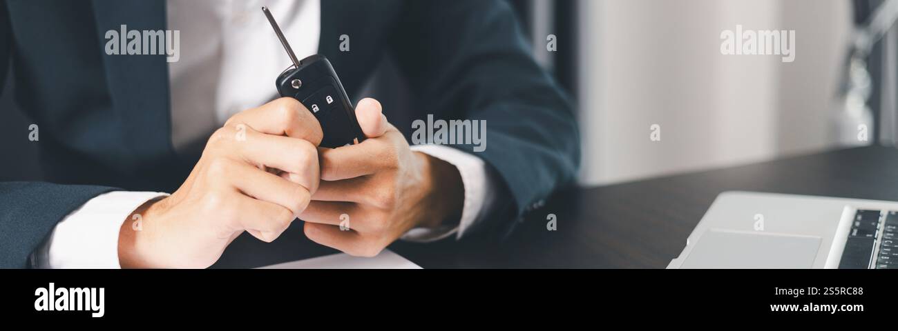 Concept veicolo aziendale protezione finanziaria piano d'ufficio acquisto vendita auto garanzia di sicurezza finanziaria idea. agente di auto, l'acquirente della protezione delle mani Foto Stock