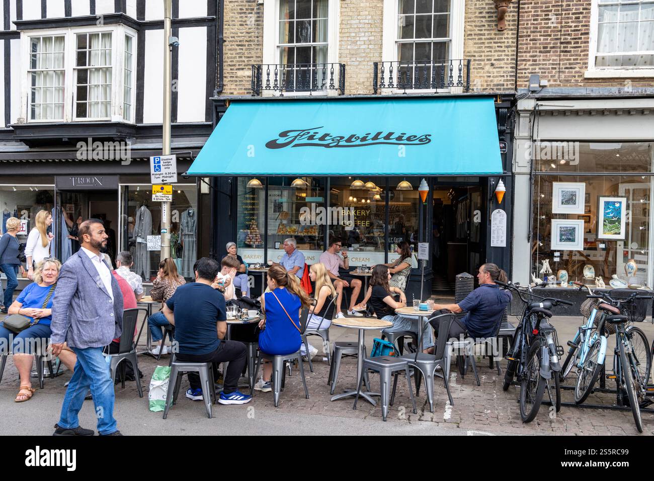 Cambridge, Inghilterra. Fitzbillies Bakery and Cafe, affollato caffè con amici seduti all'esterno, una panetteria rinomata per i suoi Chelsea Buns, Cambridge, Regno Unito, 2024 Foto Stock