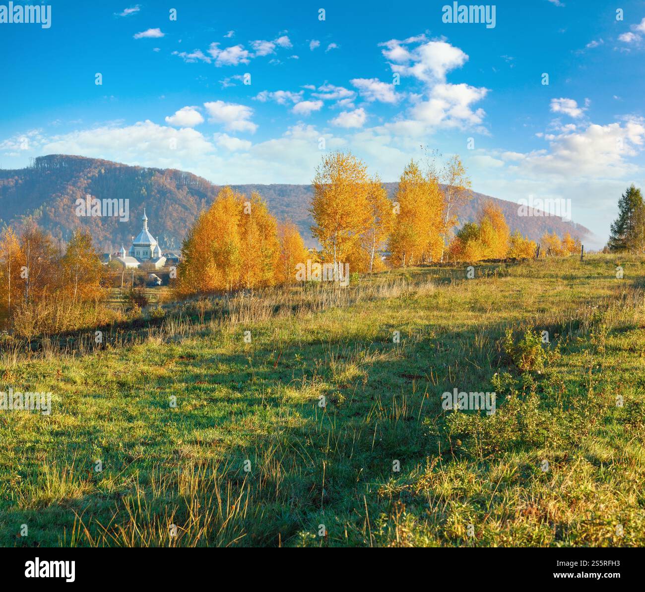Villaggio in mattina autunnale di montagna dei Carpazi (Ucraina) Foto Stock