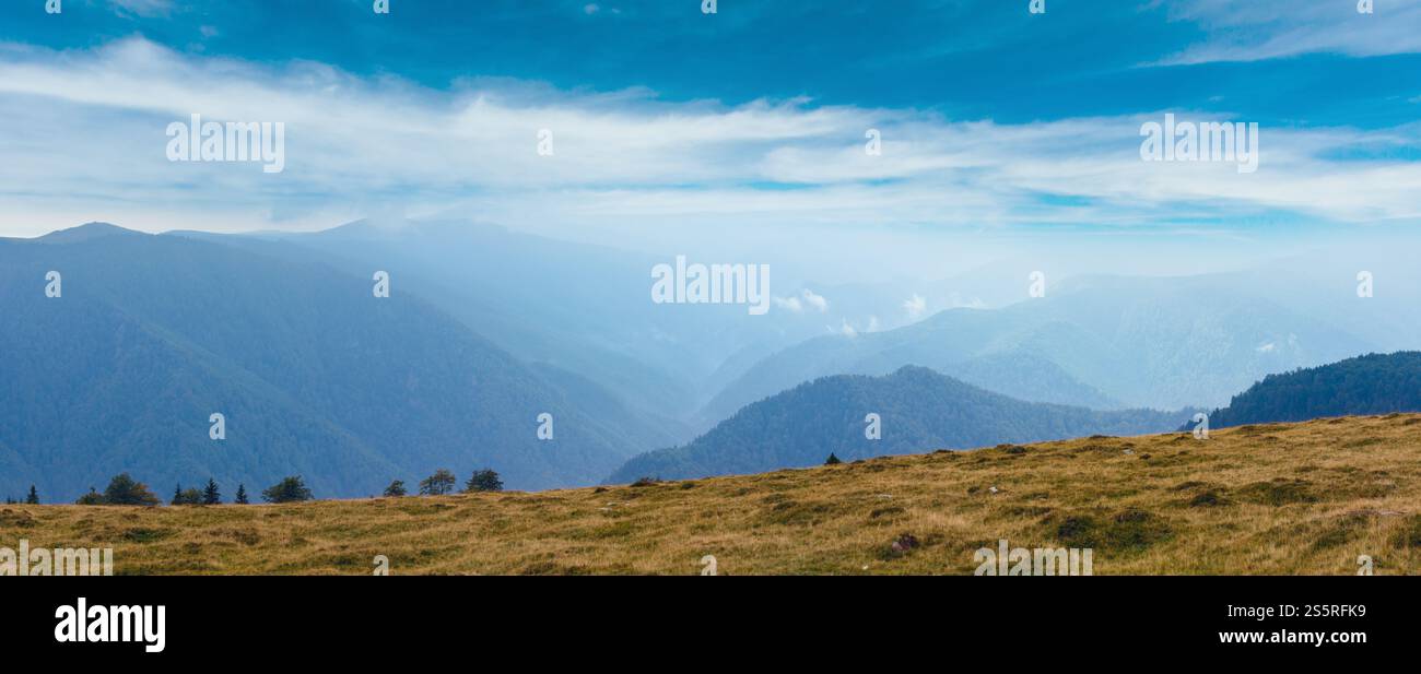 Estate vista dalla strada di Transalpina di Energia (Carpazi Meridionali, Romania). Foto Stock