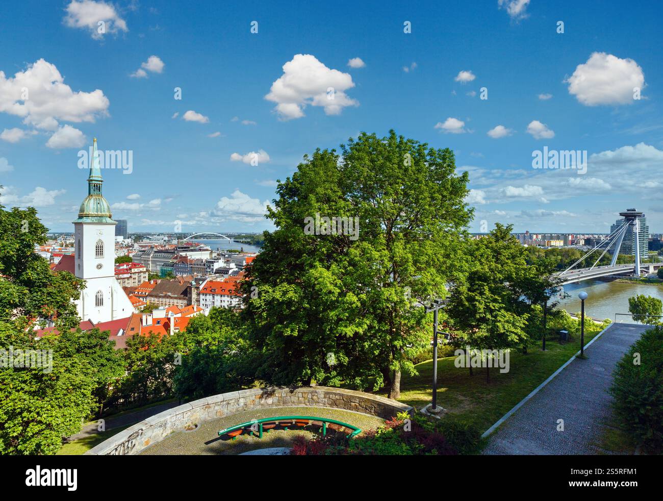 Vista sulla città di Bratislava e il Danubio dal castello (Slovacchia) Foto Stock