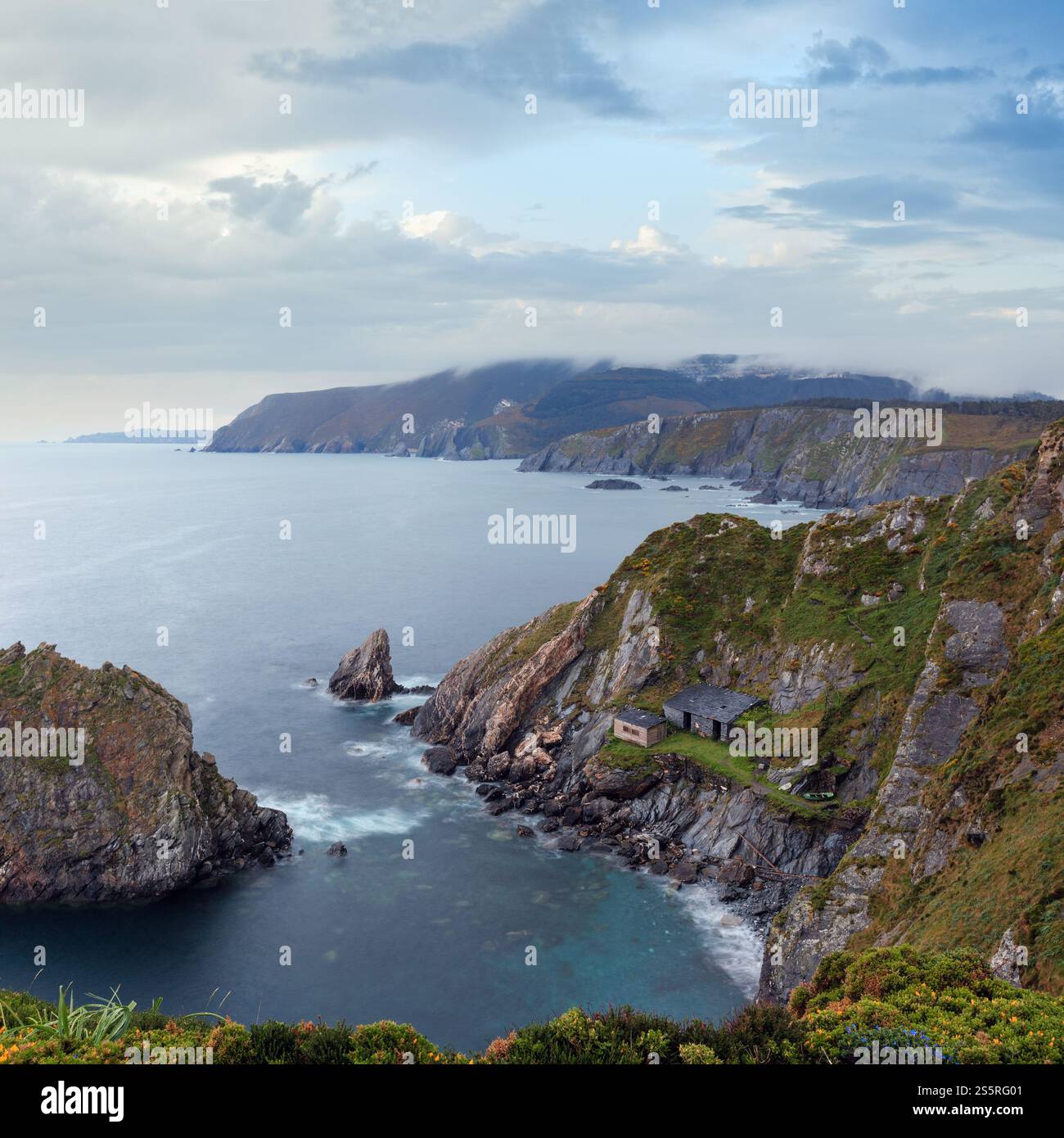 Costa de Loiba tramonto paesaggio con formazioni di roccia vicino a riva (Asturias, Spagna). Foto Stock