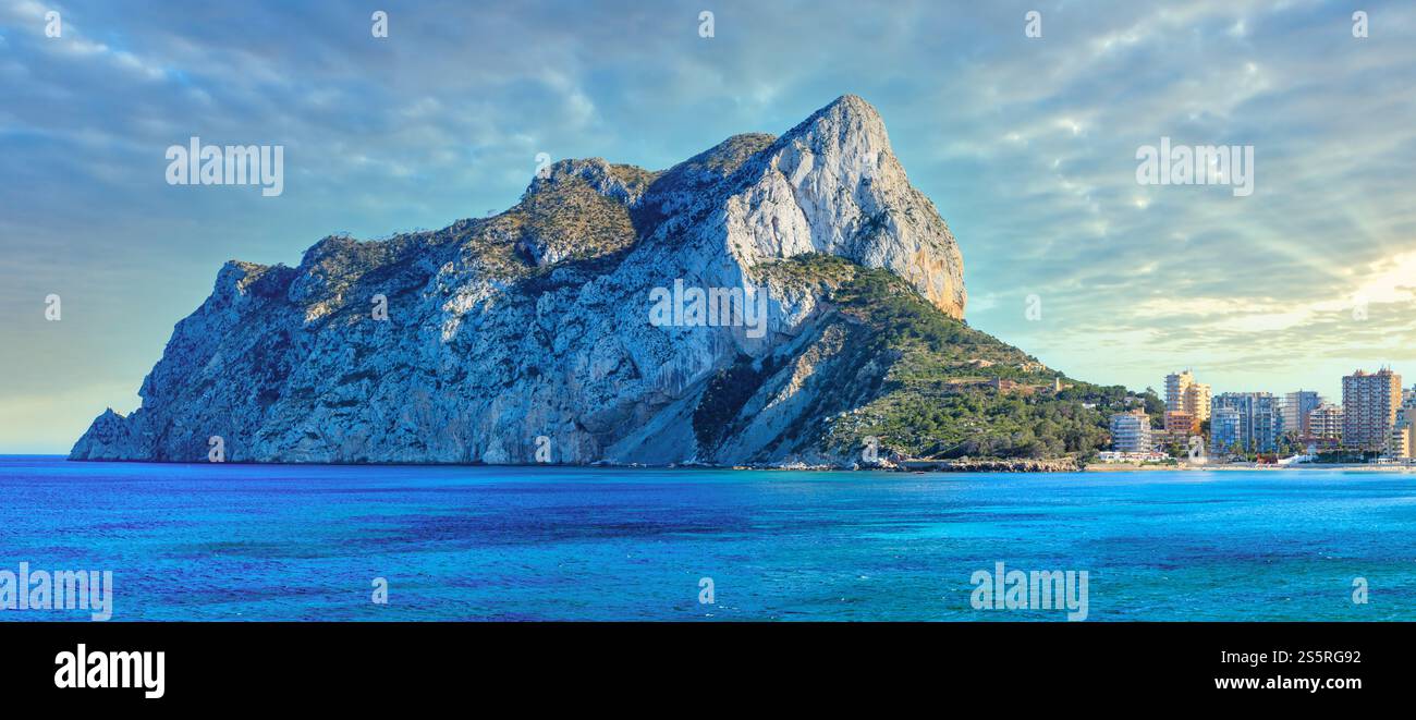 Calp città costa estiva a Costa Blanca (Valencia), Spagna. Le persone sono irriconoscibili. Foto Stock