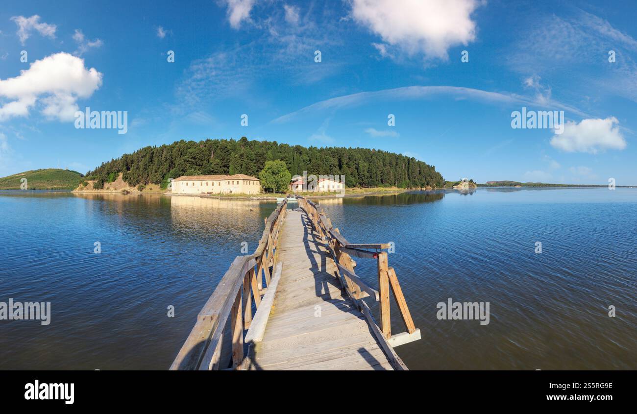 In legno ponte in rovina a isolato Monastero di Santa Maria sul Zvernec isola (Narta Laguna, Valona Albania). Foto Stock