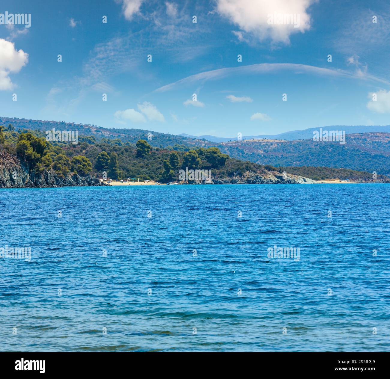 Estate Mare Egeo paesaggio della costa con spiagge (, Sithonia Halkidiki, Grecia). Persone irriconoscibile. Foto Stock