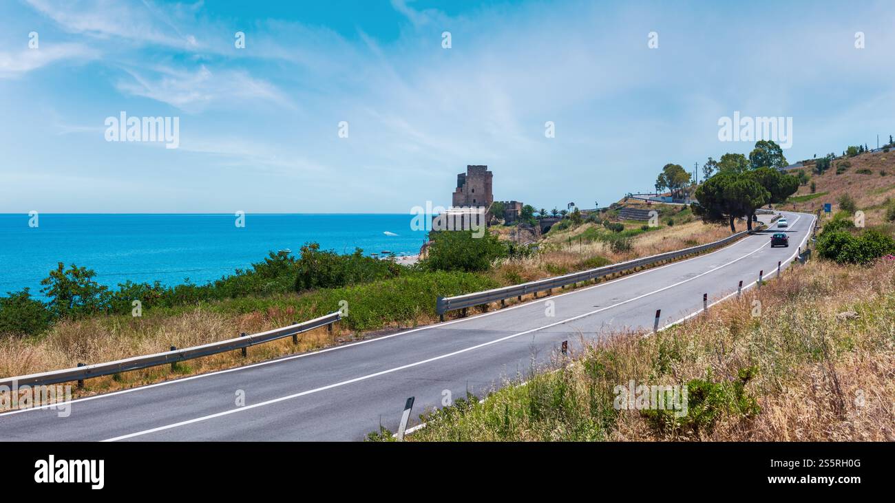 Pittoresca e storica torre di fortificazione tra la strada regionale e la spiaggia sul Mar Ionio, sulla costa Sud Italia Foto Stock