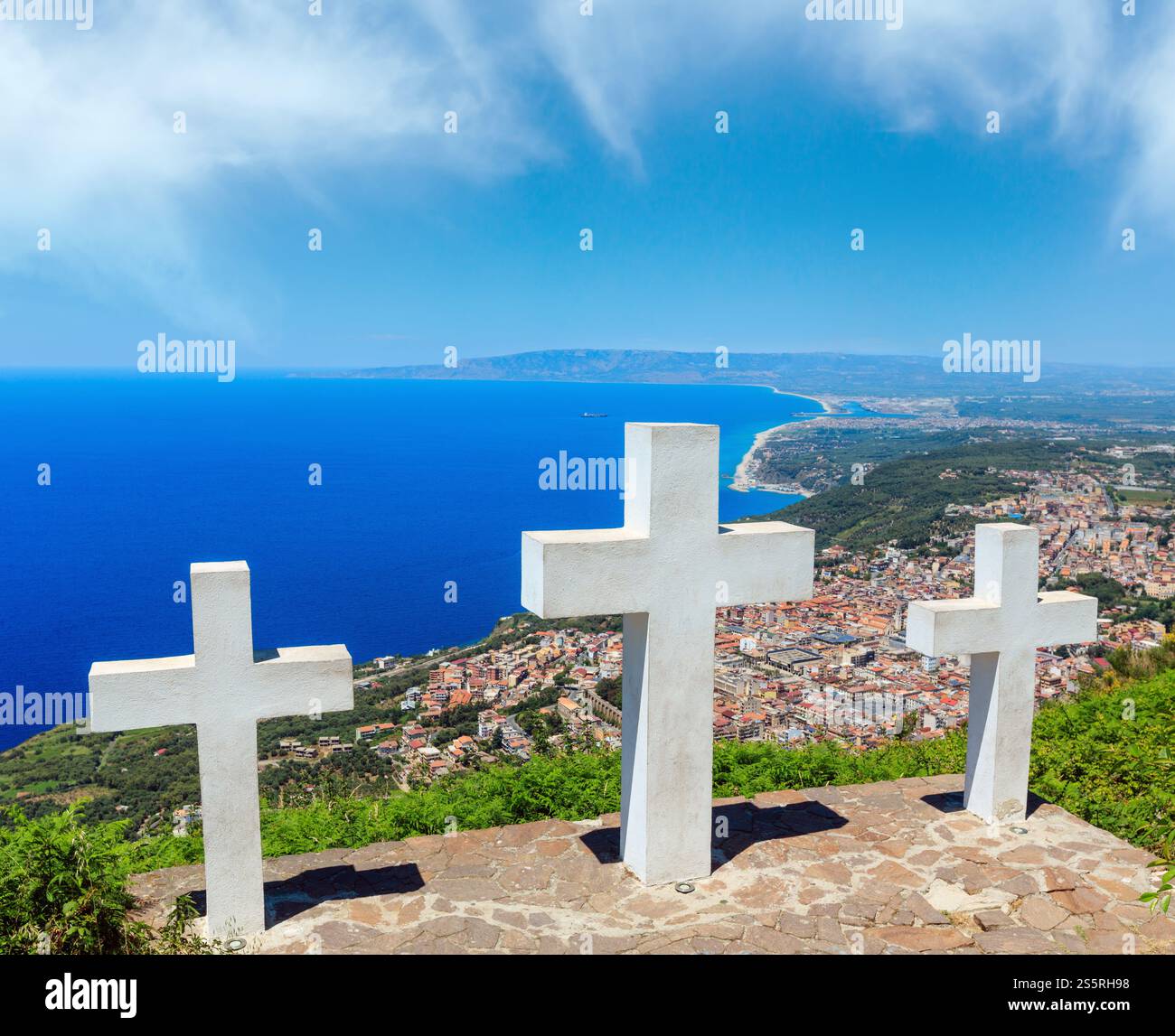 Estate pittoresco Mar Tirreno costa calabrese vista dal Monte Sant'Elia mount, Calabria, Italia) in alto. Tre Croci del cristianesimo sul mou Foto Stock