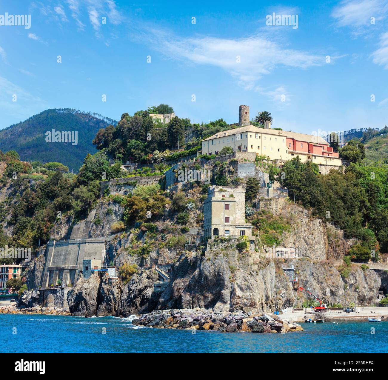Vista estiva di Monterosso dalla nave per escursioni. Uno dei cinque famosi borghi del Parco Nazionale delle cinque Terre in Liguria, in Italia, sospeso tra il mare e il mare Foto Stock