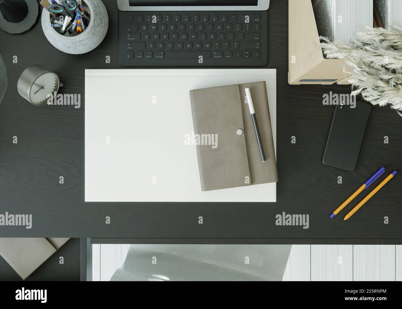 Una sala di lavoro con tablet, libri, penne e smartphone sul tavolo. Foto Stock