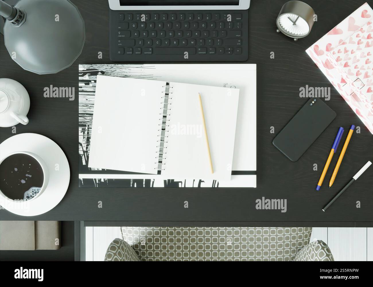 Una sala di lavoro con tablet, libri, penne e smartphone sul tavolo. Foto Stock