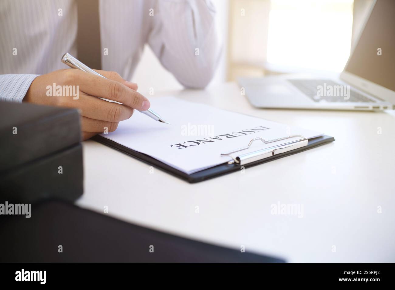 Sales Manager per dare consigli modulo di applicazione documento, considerando mutuo ipotecario speciali per auto e assicurazione casa Foto Stock