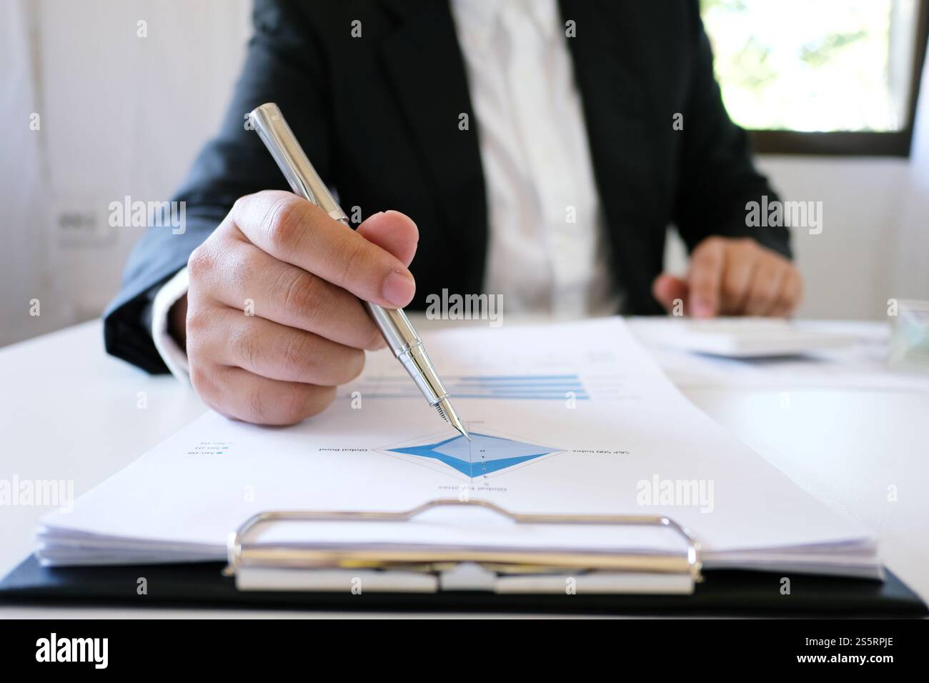 L'uomo di lavoro del commercialista usa la calcolatrice con documento di foglio di calcolo, concetto finanziario di informazione Foto Stock