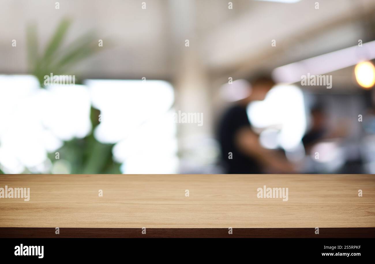 Piano tavolo in legno in Blur interno stanza di sfondo con spazio vuoto per la copia Foto Stock