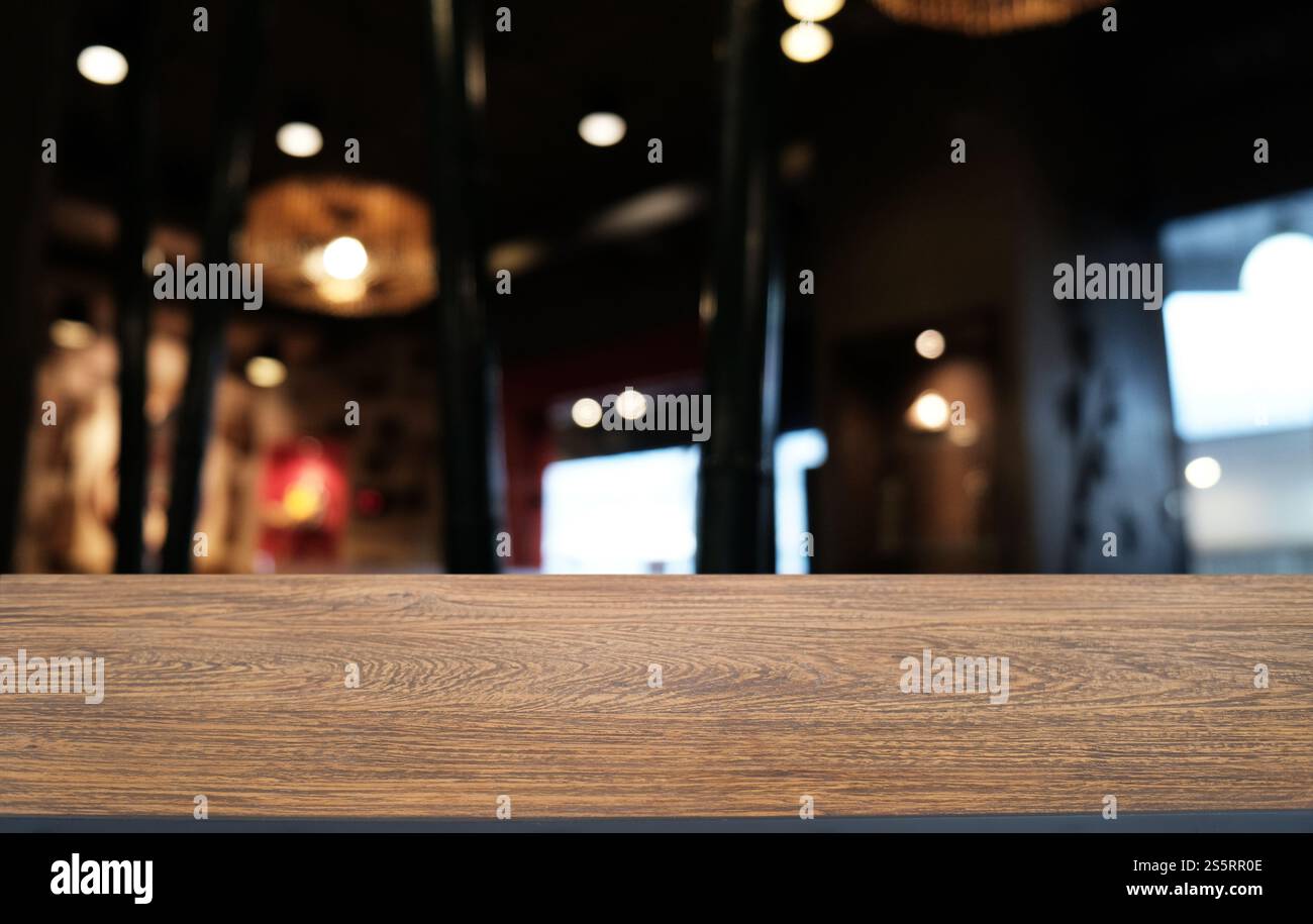 Piano tavolo in legno in Blur interno stanza di sfondo con spazio vuoto per la copia Foto Stock