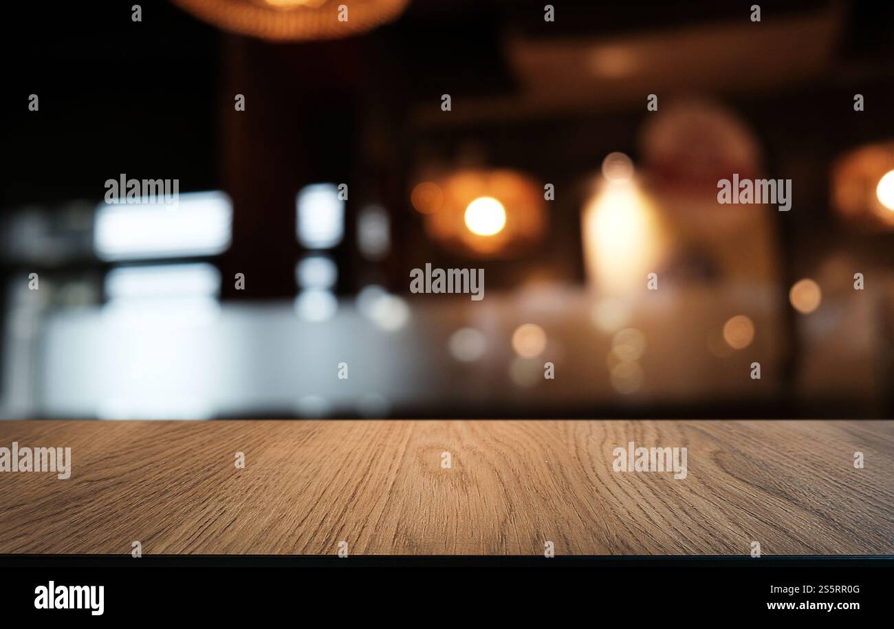 Piano tavolo in legno in Blur interno stanza di sfondo con spazio vuoto per la copia Foto Stock