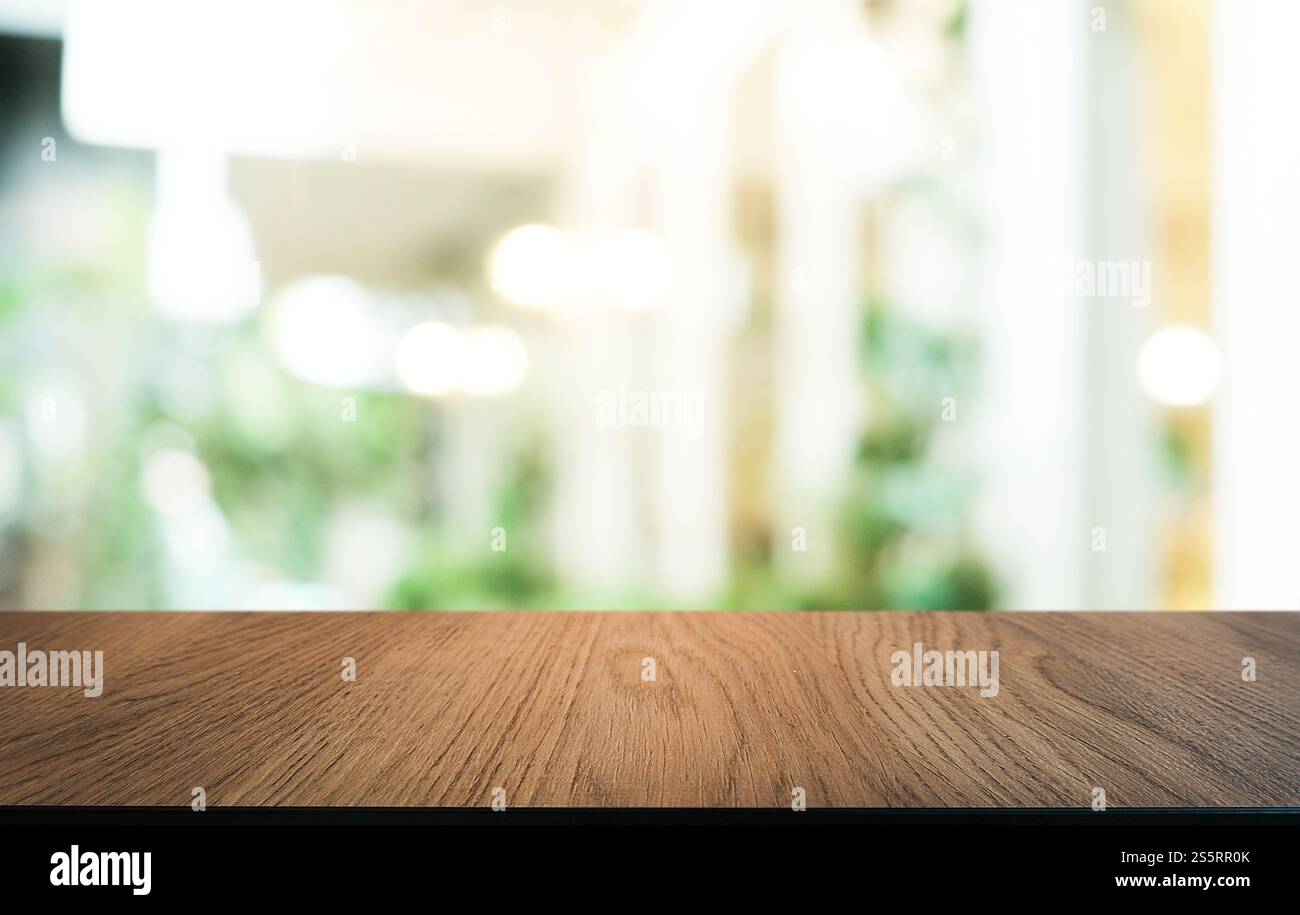 Piano tavolo in legno in Blur interno stanza di sfondo con spazio vuoto per la copia Foto Stock