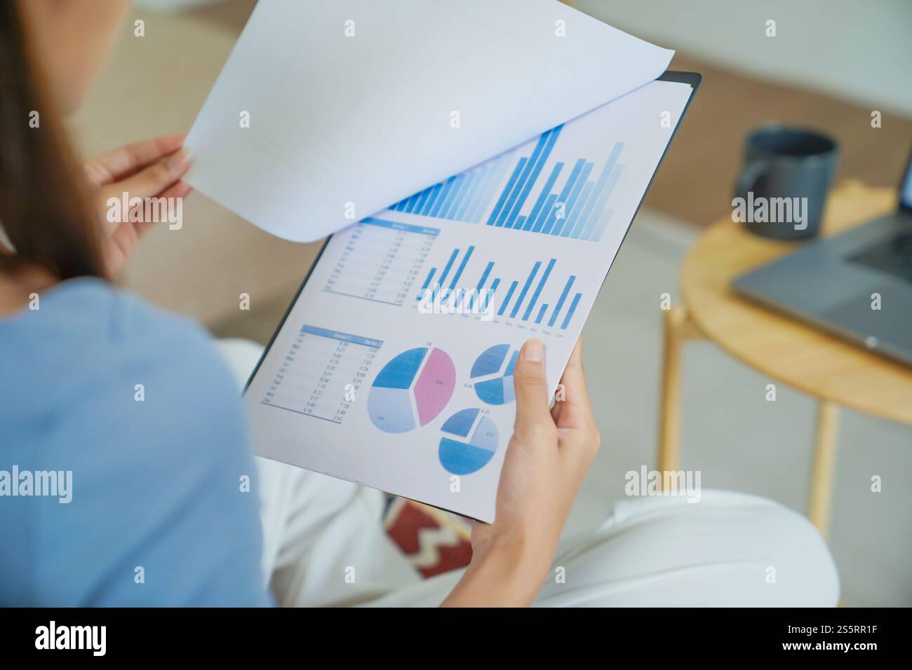 Donna d'affari che lavora da casa. Problemi finanziari concetto di spazio di lavoro domestico. Foto Stock