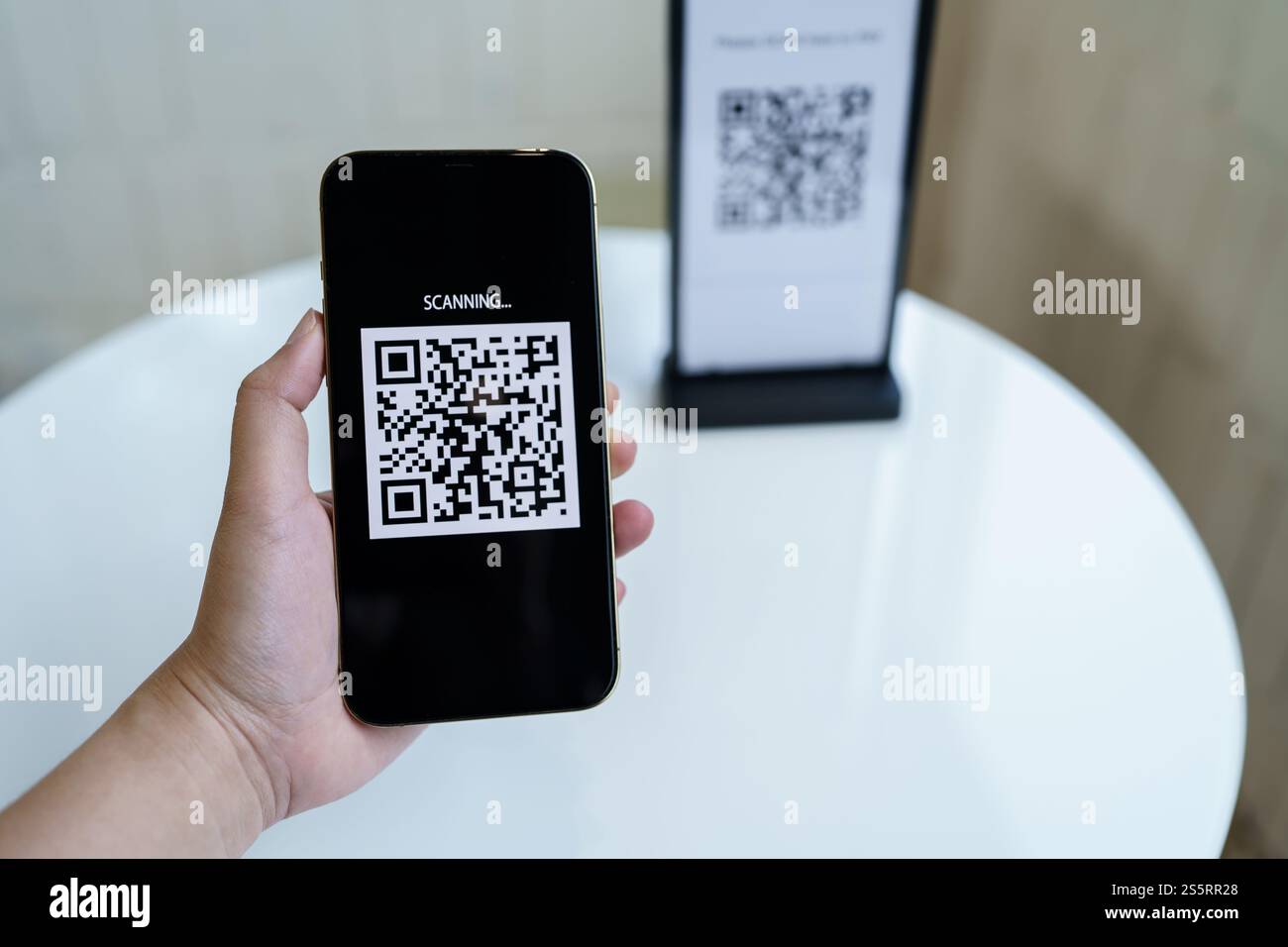 Pagamento con codice QR. Portafoglio elettronico. L'uomo che scansiona l'etichetta accettata genera pagamenti digitali senza denaro.scansione del codice QR acquisti online pagamenti senza contanti e. Foto Stock