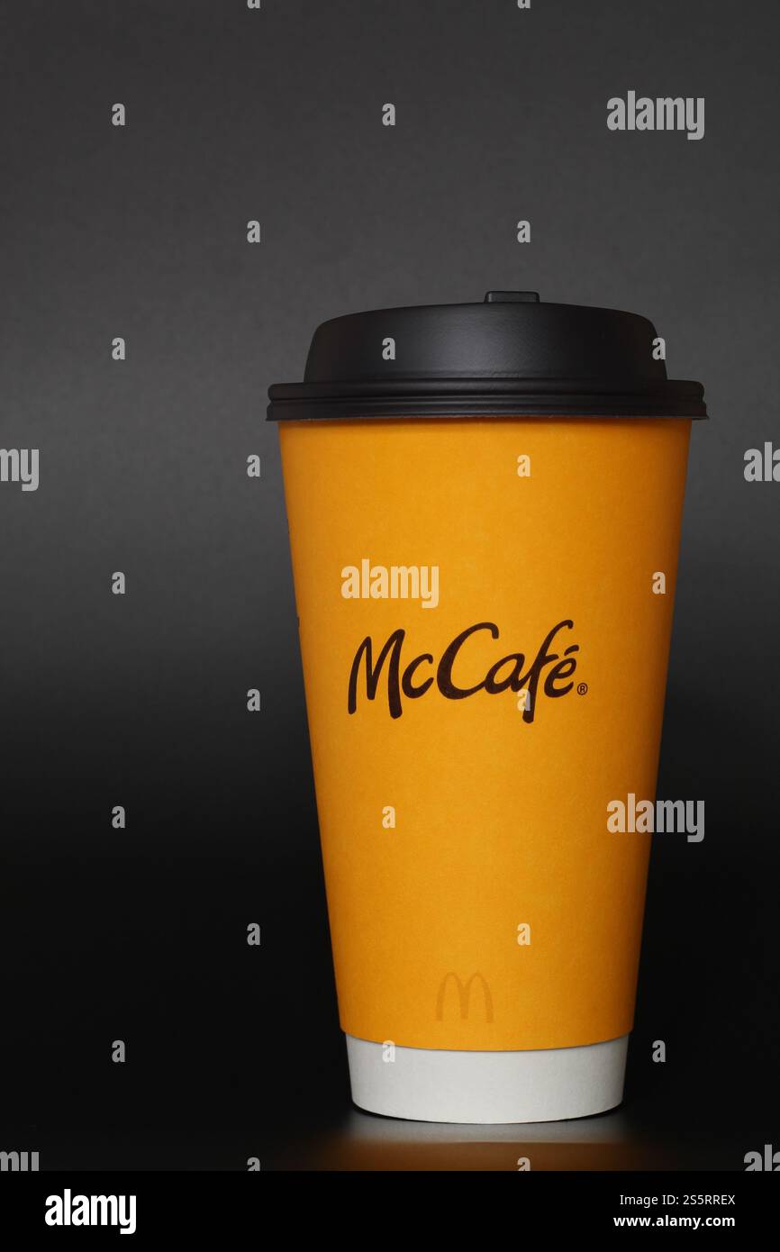 Houston, Texas, Stati Uniti d'America - 14 gennaio 2025: Grande tazza da caffè McDonald's McCafe con sfondo scuro. Foto Stock