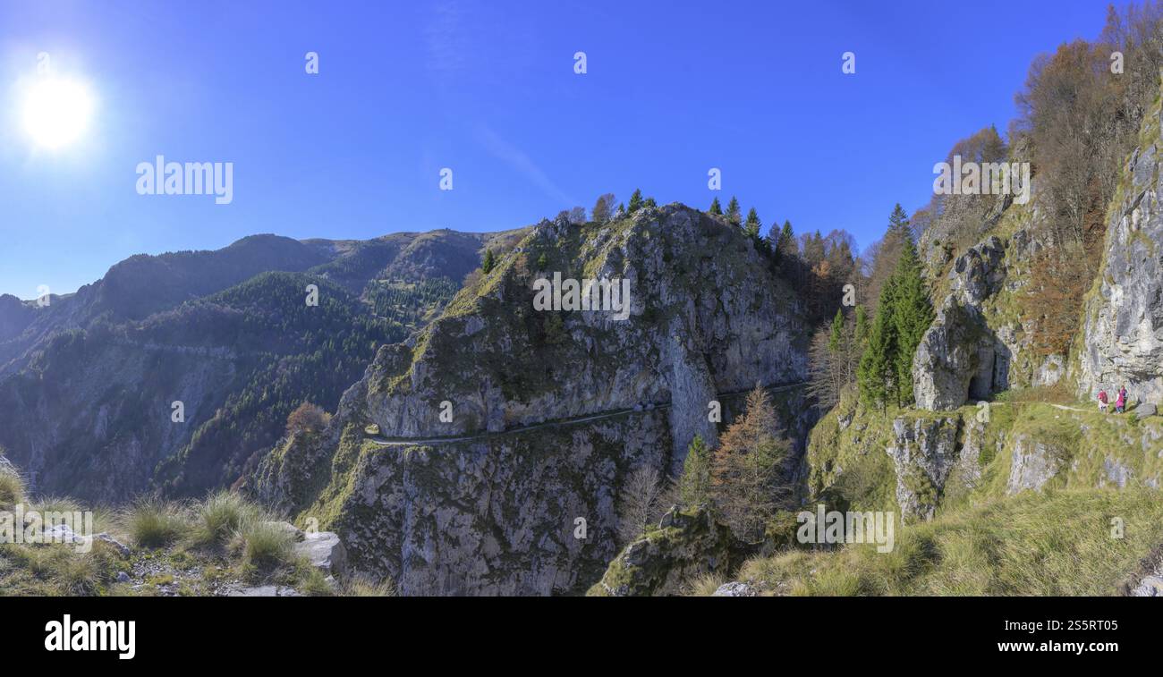 Il sentiero escursionistico Meatte conduce lungo una strada di guerra della prima guerra mondiale attraverso molti tunnel, Pieve del Grappa, provincia di Treviso, Italia, Europa Foto Stock