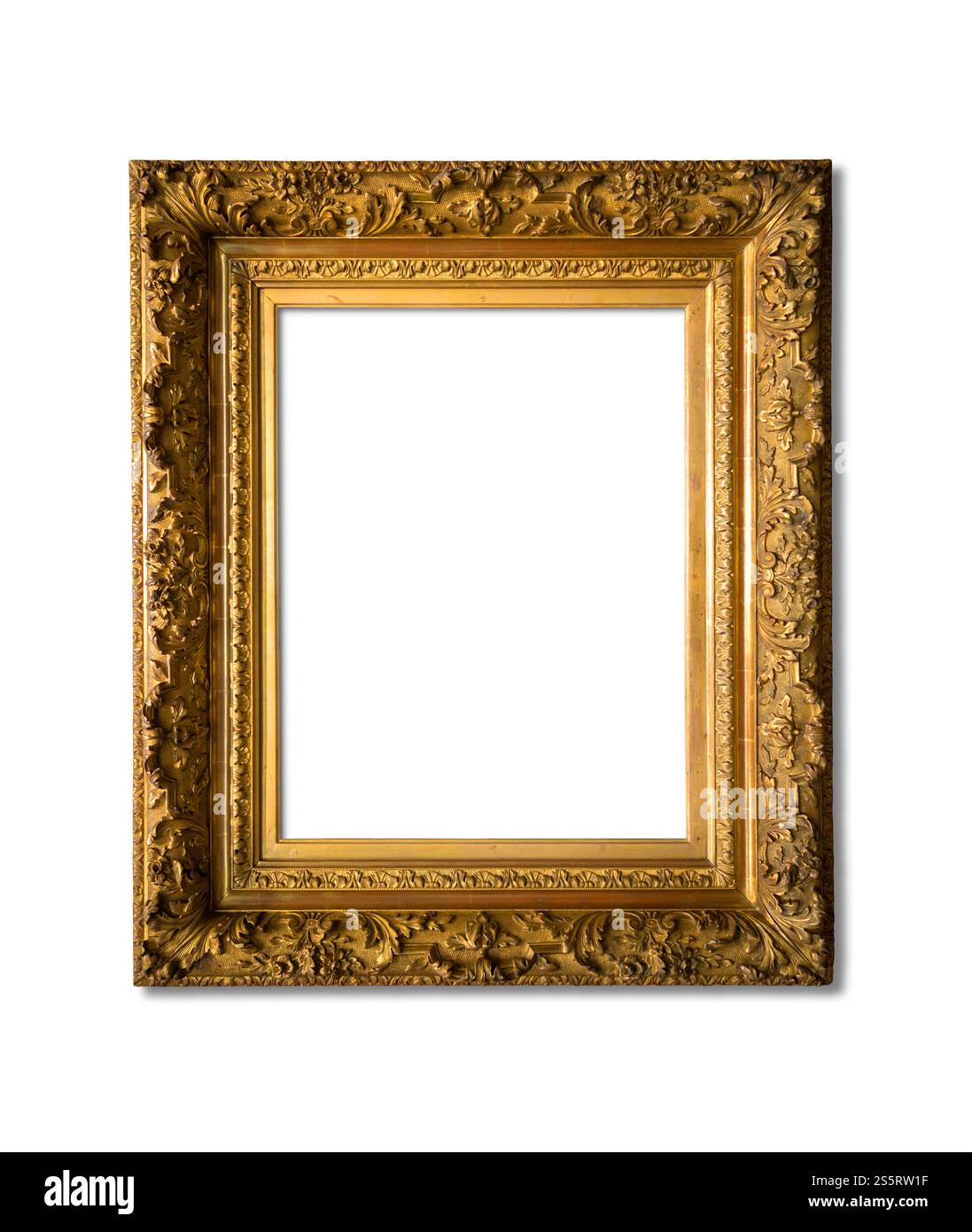 Cornice dorata vuota isolata su sfondo bianco. Mockup d'arte vuoto sul muro del museo. Cornice dorata vuota isolata su sfondo bianco Foto Stock