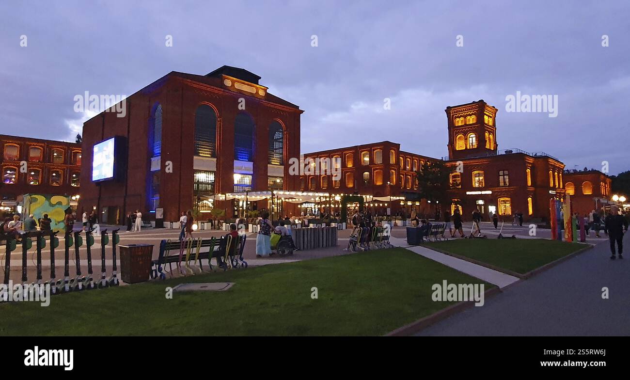 Vecchi edifici industriali con servizi moderni e illuminazione serale in un ambiente urbano, Manufaktura, Lodz, Lodz, Lodz, Lodz, Polonia, Europa Foto Stock