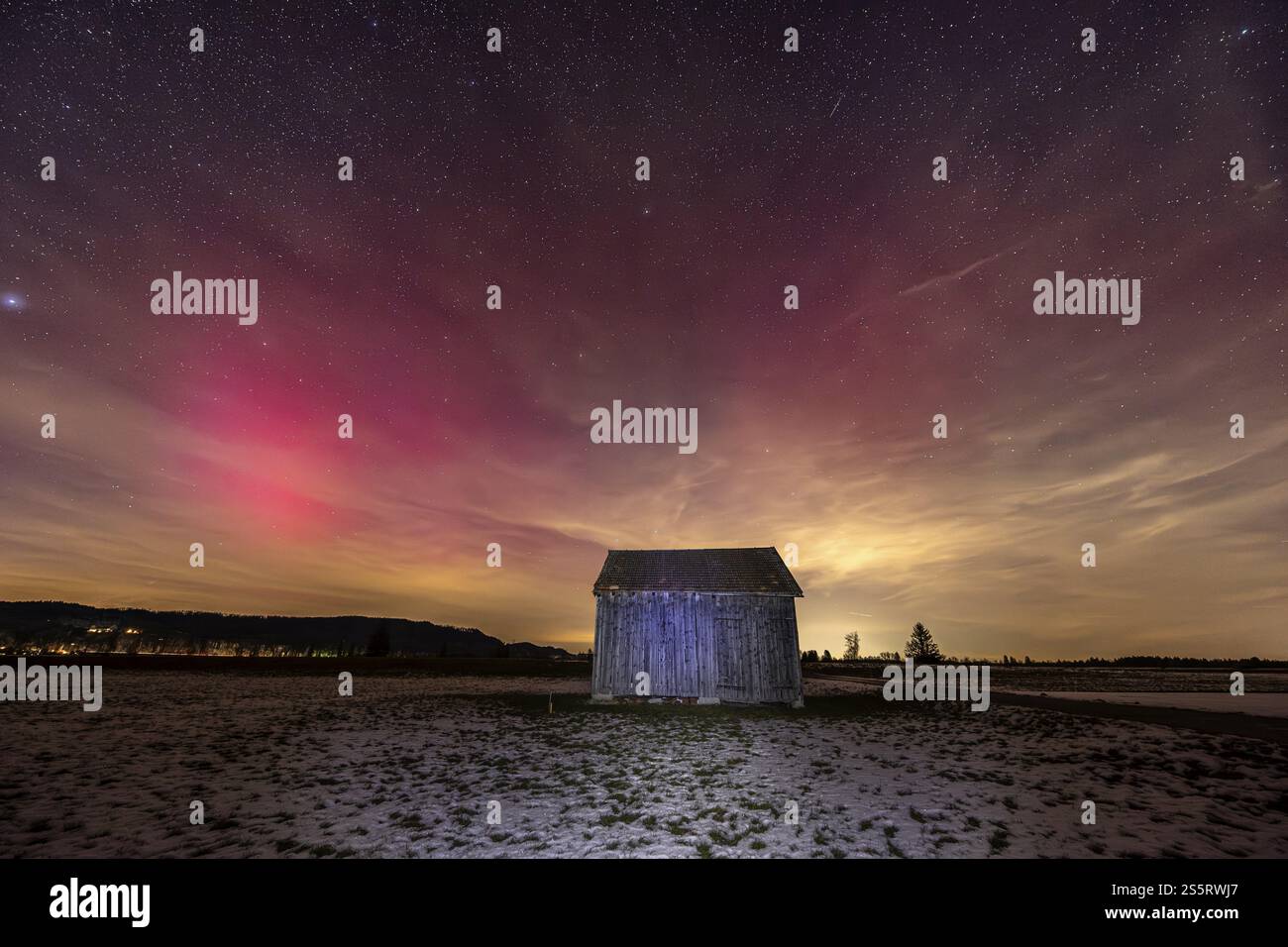 Aurora boreale, aurora boreale, viola, rosa, rosso, capanna, Stars, Loisach-Lake Kochel-Moor, ai piedi delle Alpi, Baviera, Germania, Europa Foto Stock