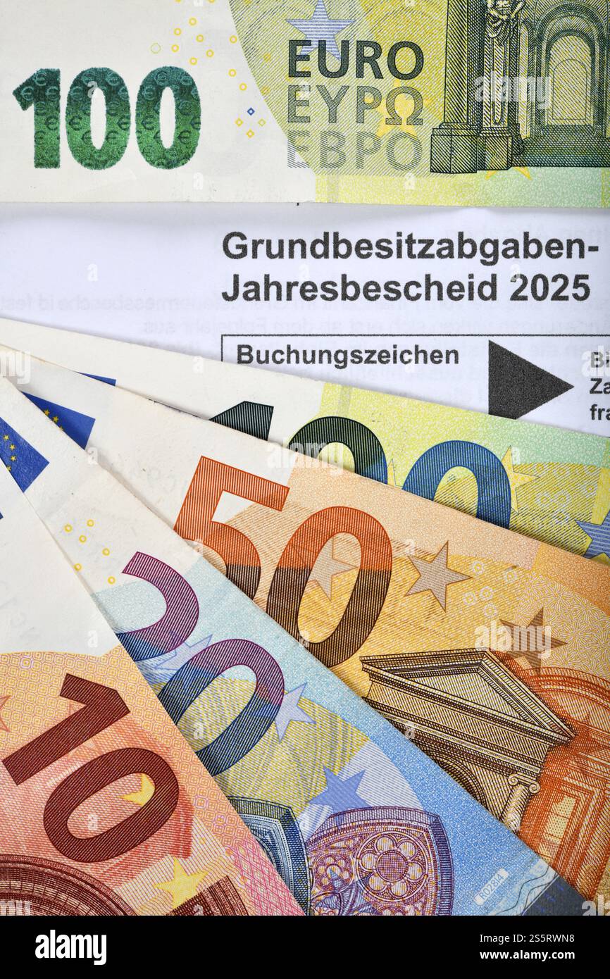 Imponibilità fiscale annuale dell'imposta sui beni immobili 2025, immagine simbolica riforma dell'imposta sui beni immobili, imposta sui beni immobili, valutazione, riforma, imponibilità fiscale, ufficio delle imposte, banconote, Foto Stock