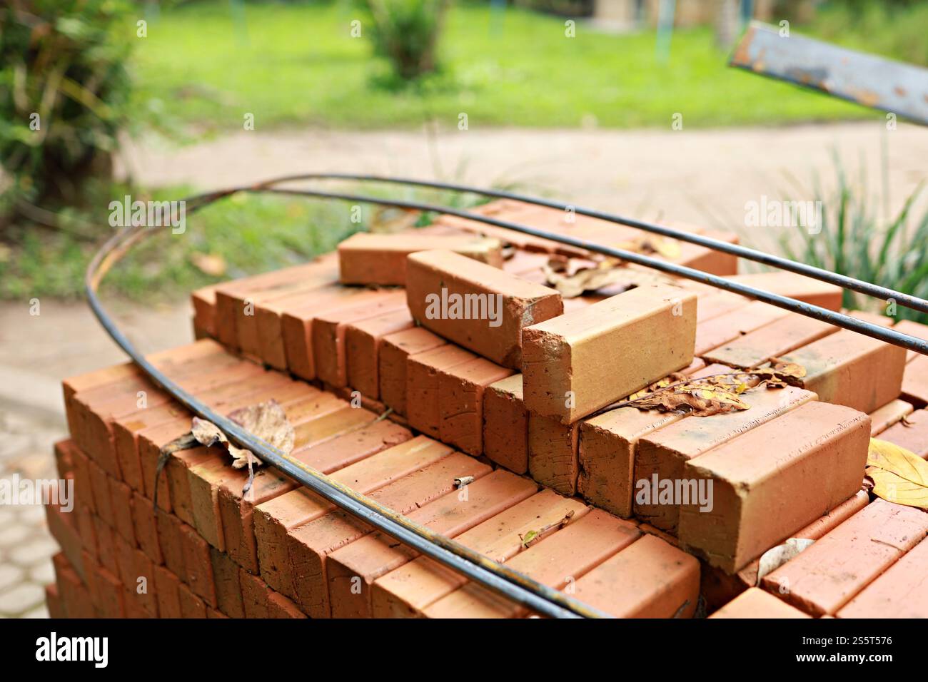 Pallet una pila di materiali da costruzione in mattoni rossi di nuovi mattoni rossi per la costruzione Foto Stock