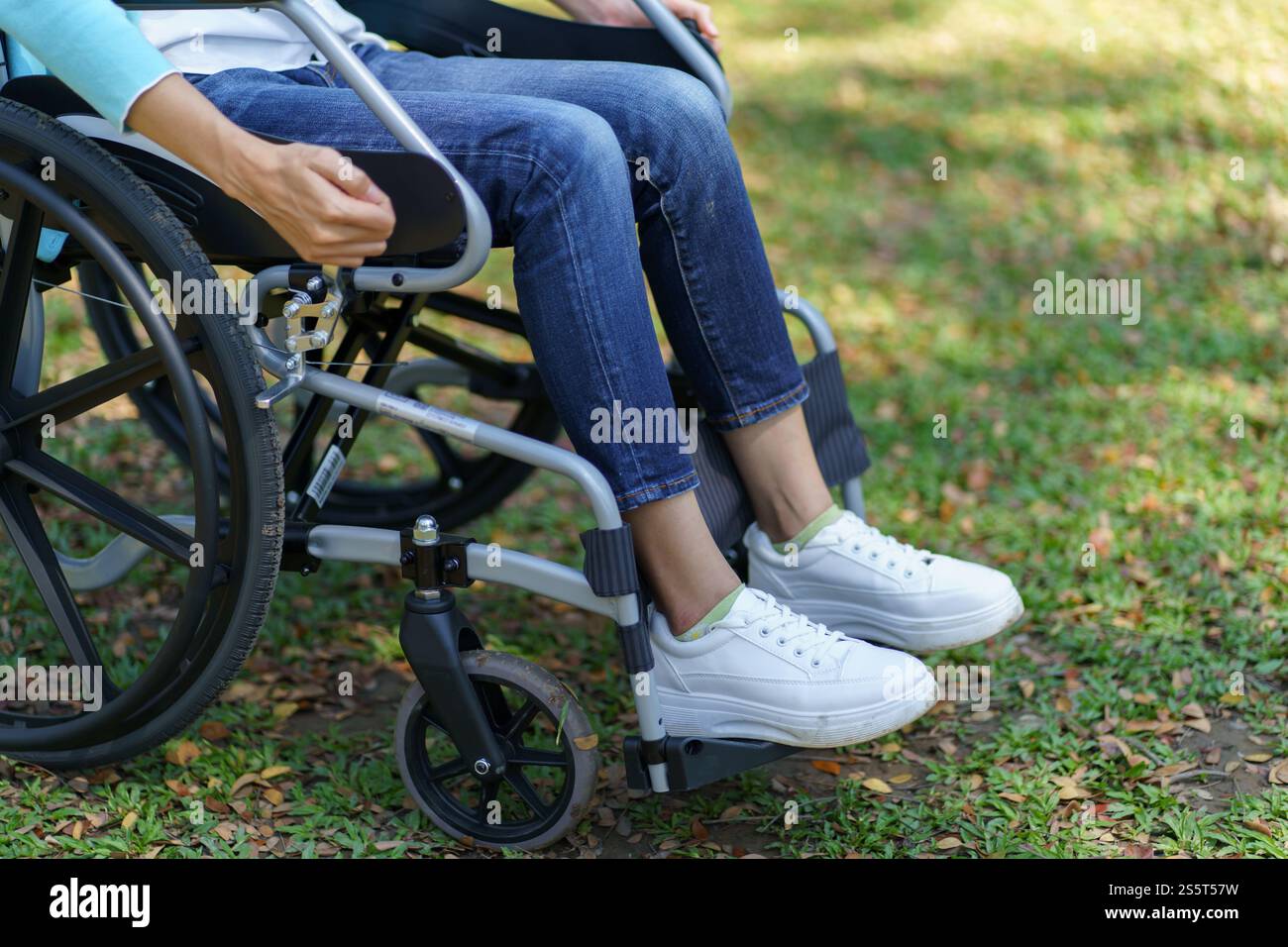 Depresso triste donna asiatica in sedia a rotelle solitaria disabili adulto. Foto Stock
