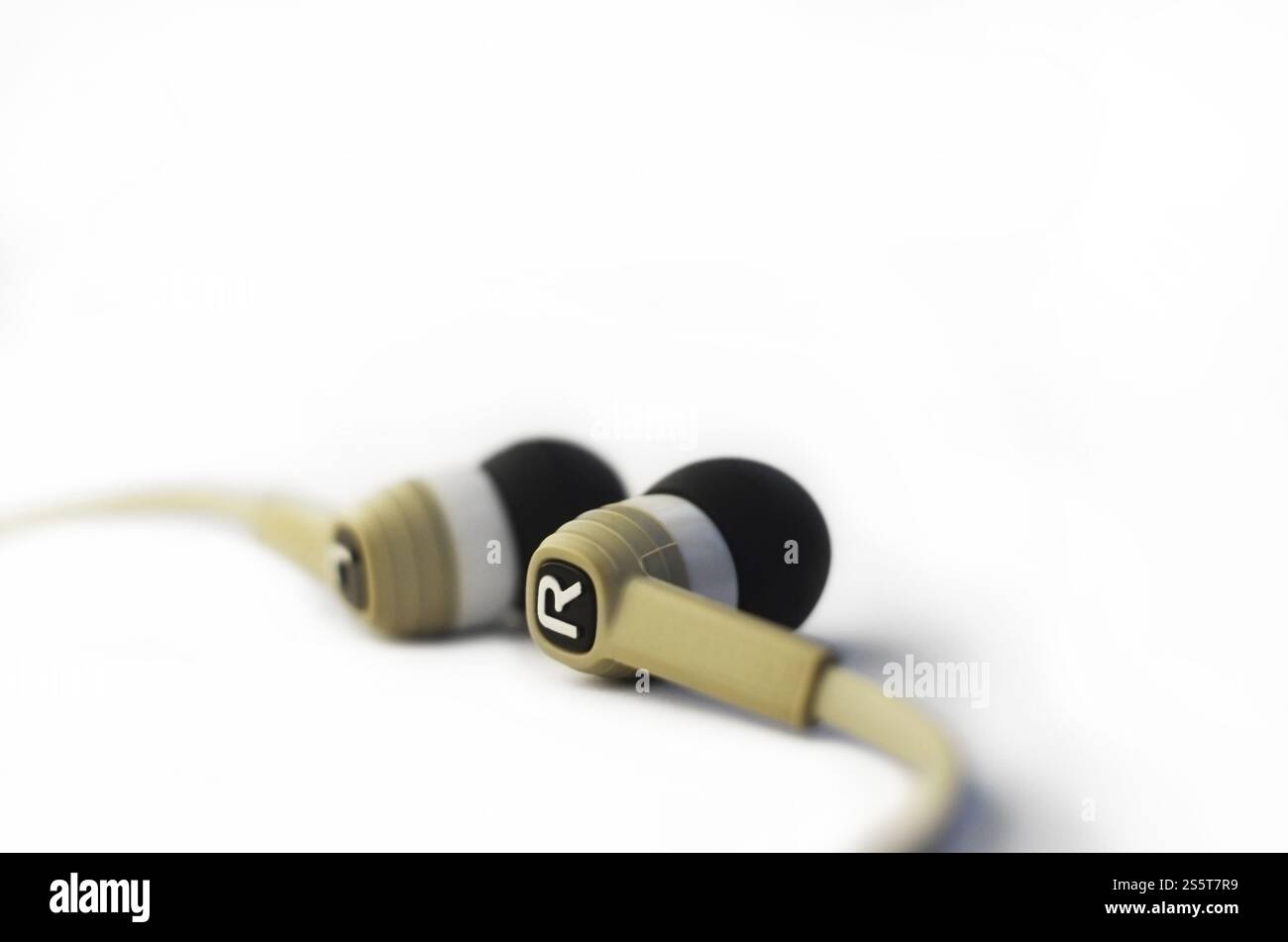 Cuffie di piccole dimensioni isolate su sfondo bianco. Concetto di ascolto musicale. Auricolari isolati su bianco Foto Stock