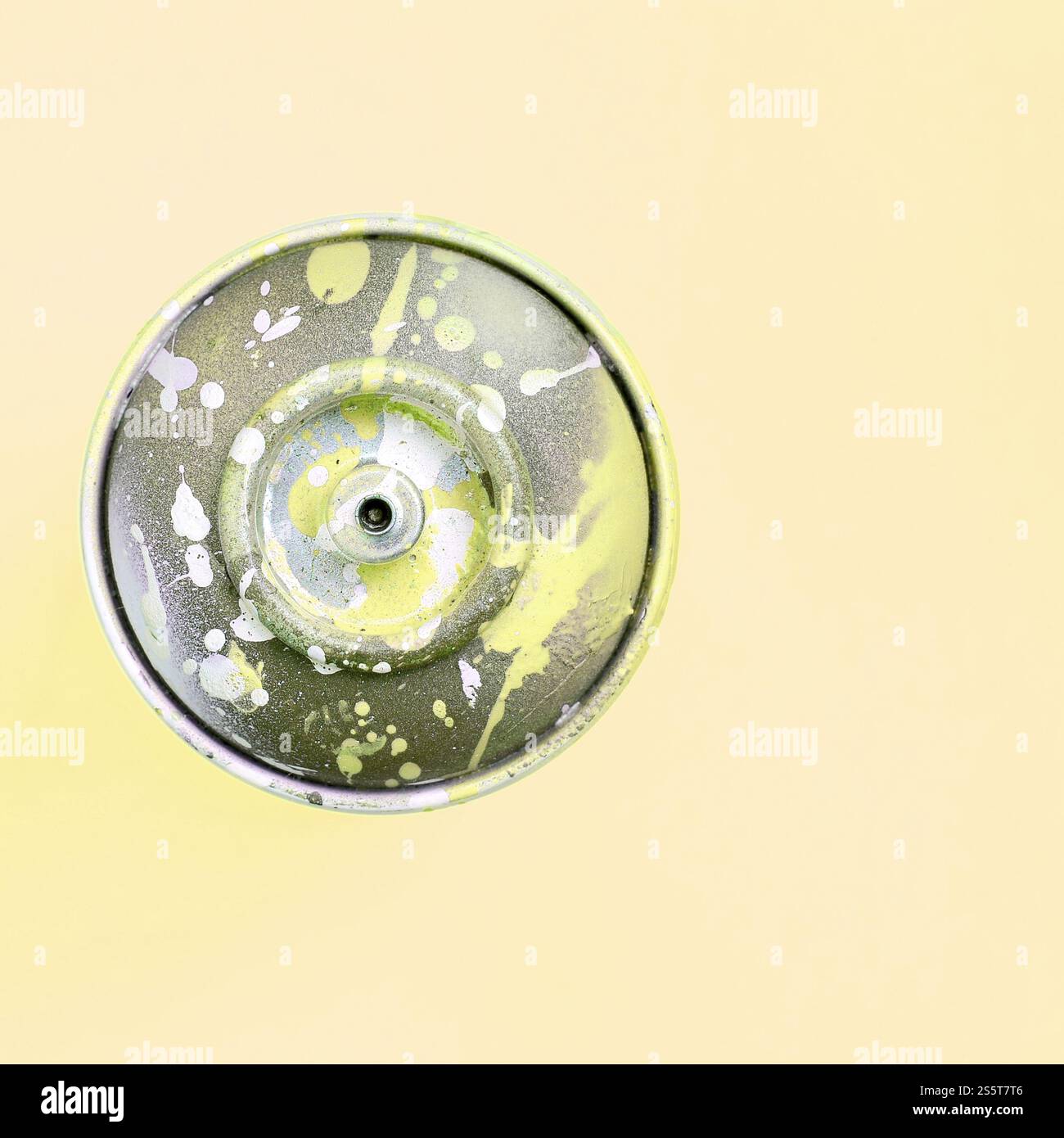 Unico utilizzato bomboletta spray per graffiti disegno giace su un color pastello sfondi. Arte di strada il concetto di pittura. Minima laici piana. Vista superiore Foto Stock