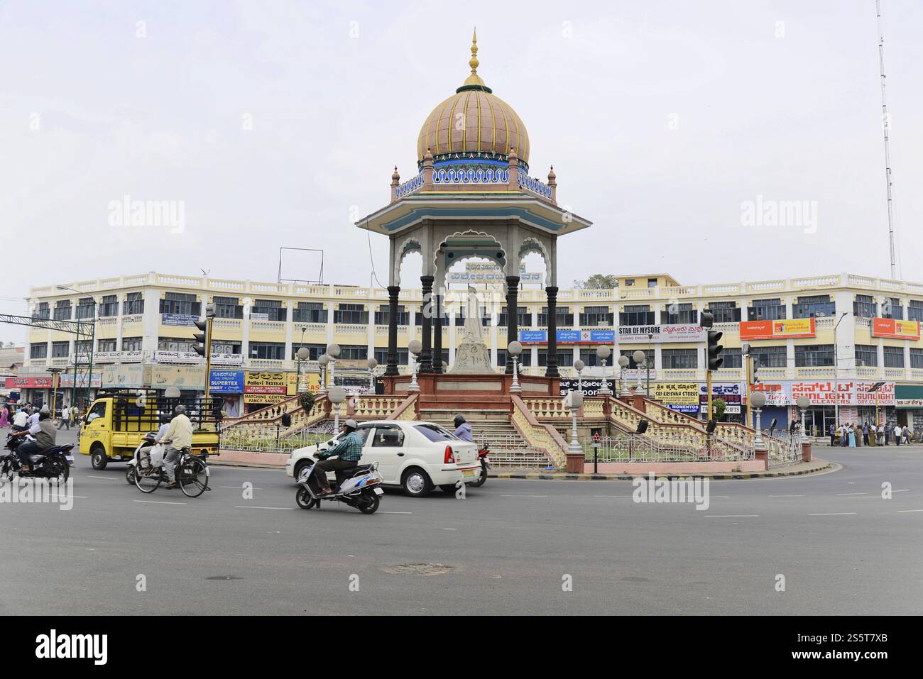Mysore, Karnataka, India meridionale, India, Una grande rotatoria con un monumento in rame nel mezzo di un ambiente urbano, Mysore, Karnataka, India meridionale Foto Stock
