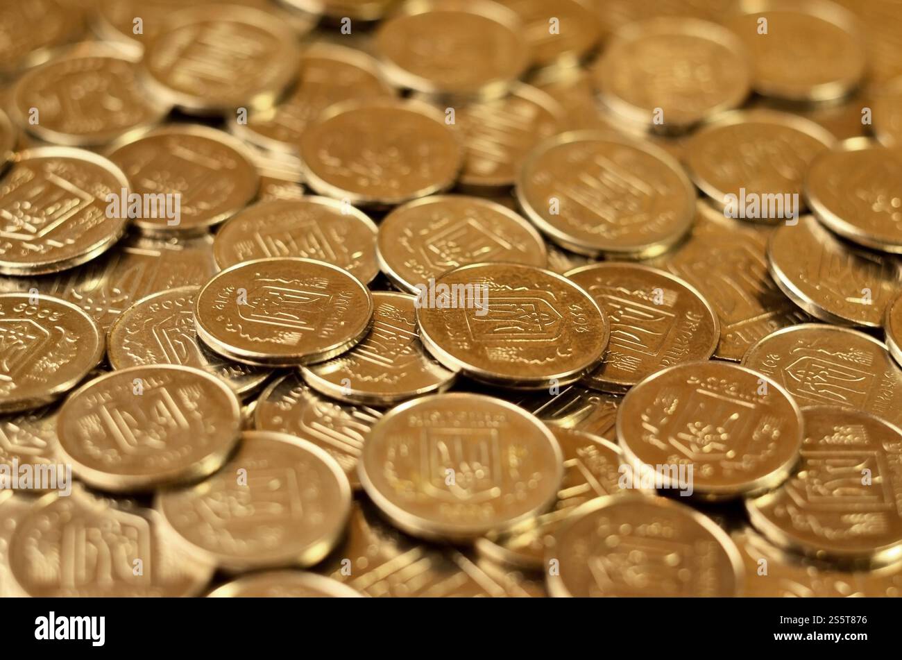 Una grande pila di monete da una banca Ucraina. Monete di tipo ucraino: Kopeck. Concetto per affari bancari, tasse, debito, prezzi e altri aspetti finanziari Foto Stock