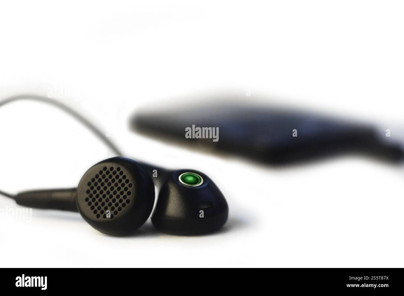 Cuffie di piccole dimensioni isolate su sfondo bianco. Concetto di ascolto musicale. Auricolari isolati su bianco Foto Stock