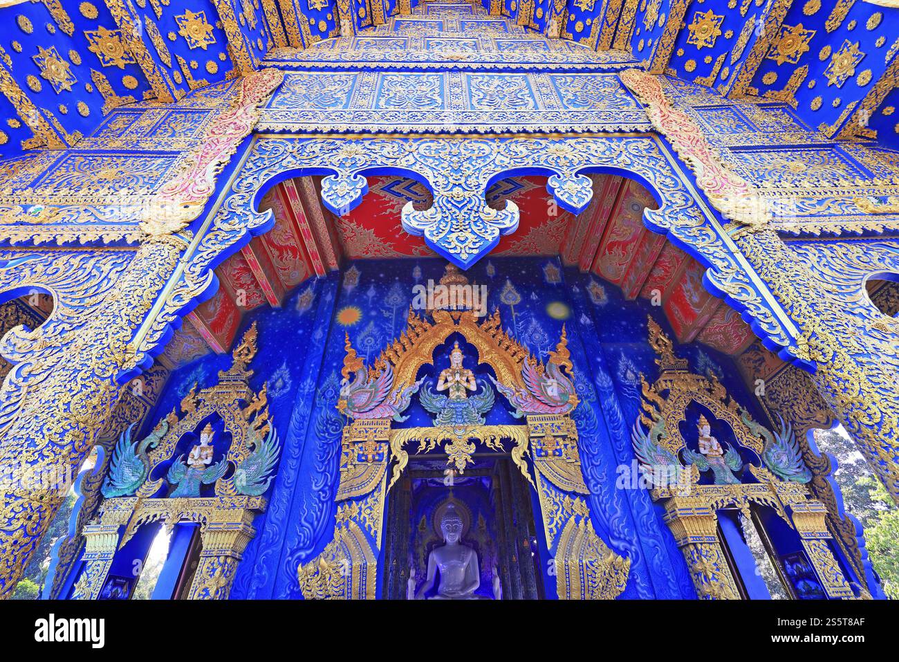 Una splendida vista dell'entrata anteriore del Tempio Blu, Wat Rong Suea Ten Foto Stock