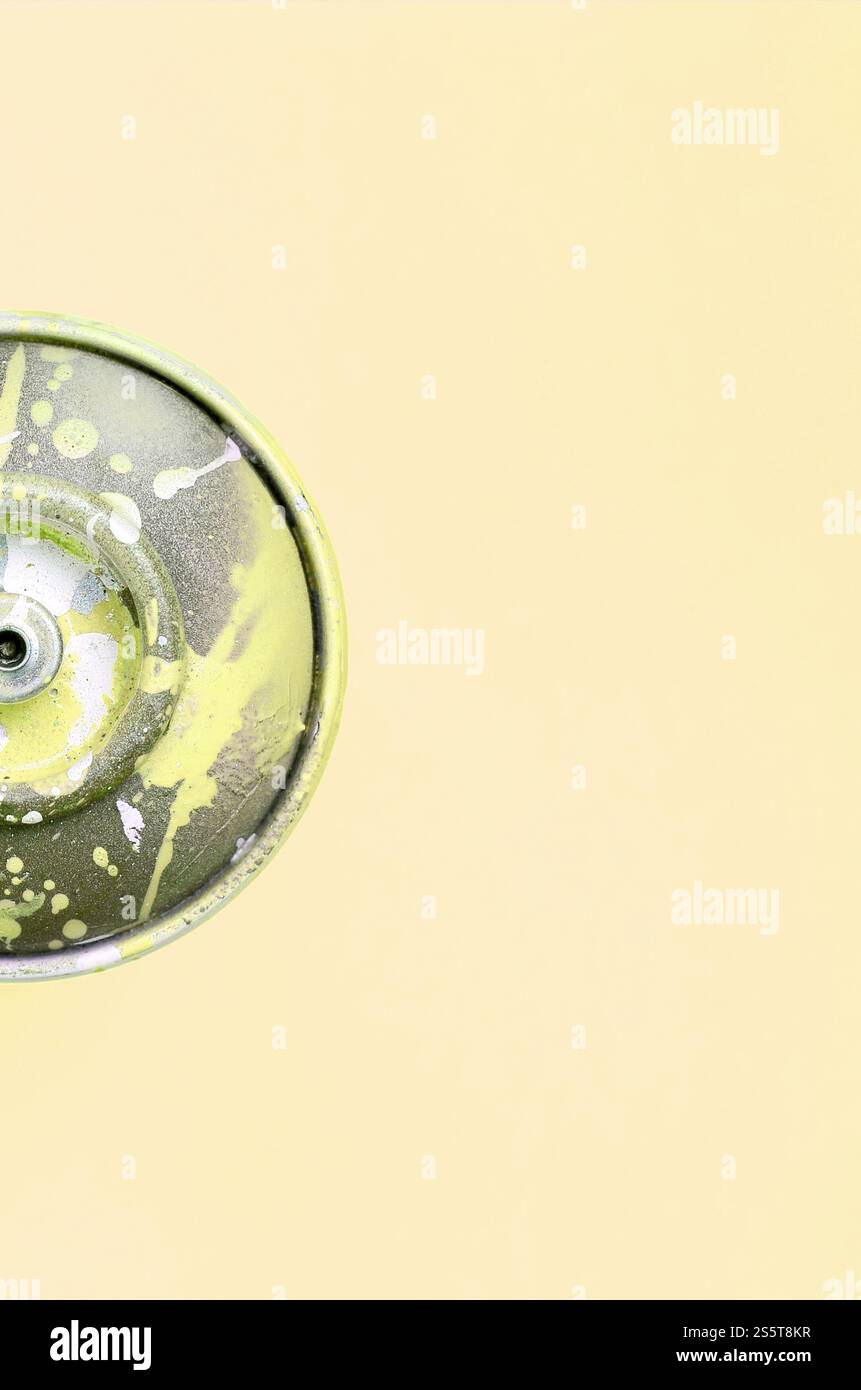 Unico utilizzato bomboletta spray per graffiti disegno giace su un color pastello sfondi. Arte di strada il concetto di pittura. Minima laici piana. Vista superiore Foto Stock