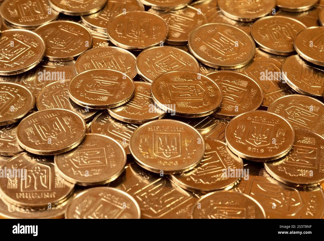 Una grande pila di monete da una banca Ucraina. Monete di tipo ucraino: Kopeck. Concetto per affari bancari, tasse, debito, prezzi e altri aspetti finanziari Foto Stock