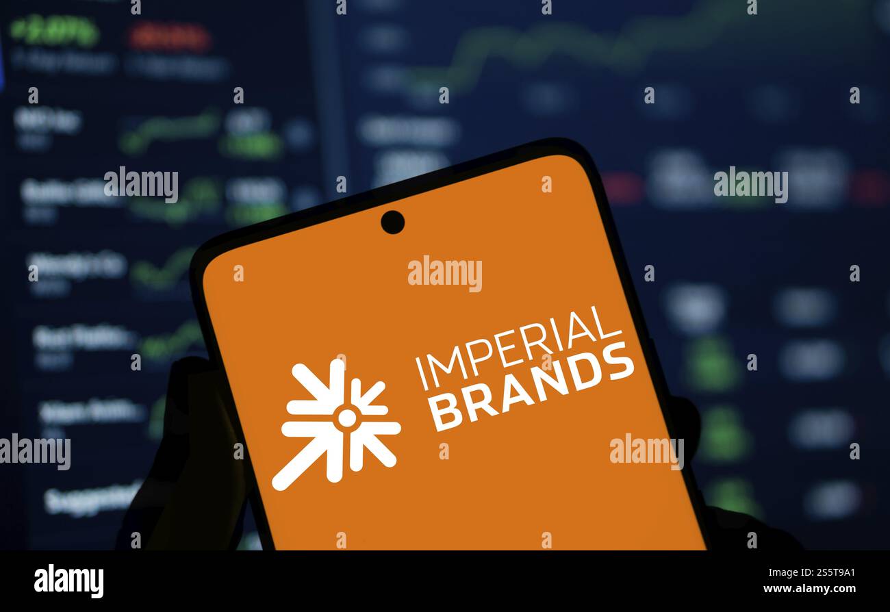 il logo imperial brands viene visualizzato sullo smartphone. Imperial Brands plc è una multinazionale britannica del tabacco Foto Stock