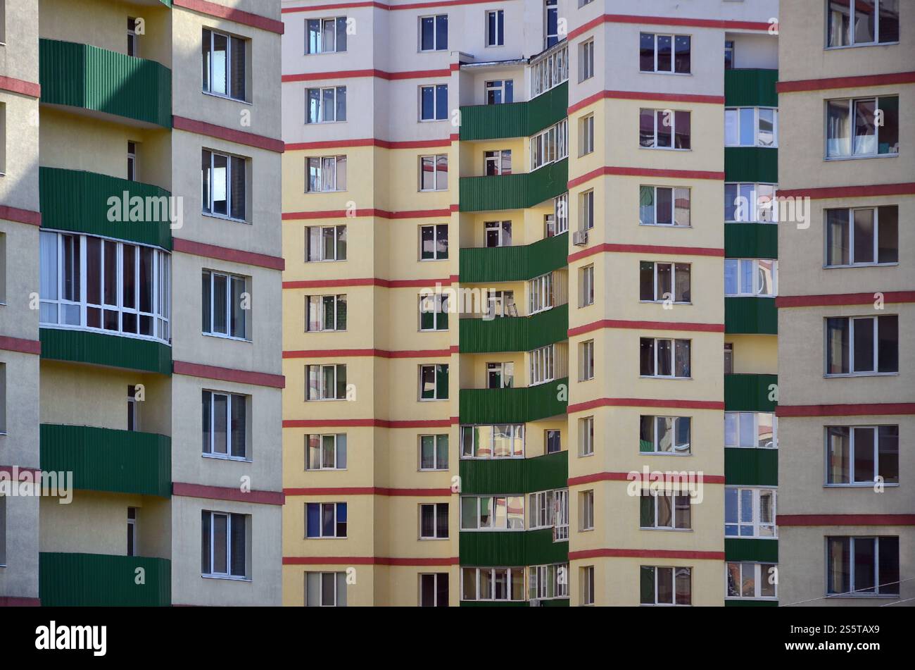 Nuovi o recentemente completato a più piani edificio residenziale con finestre e balconi. Russo tipo di costruzione casa Foto Stock